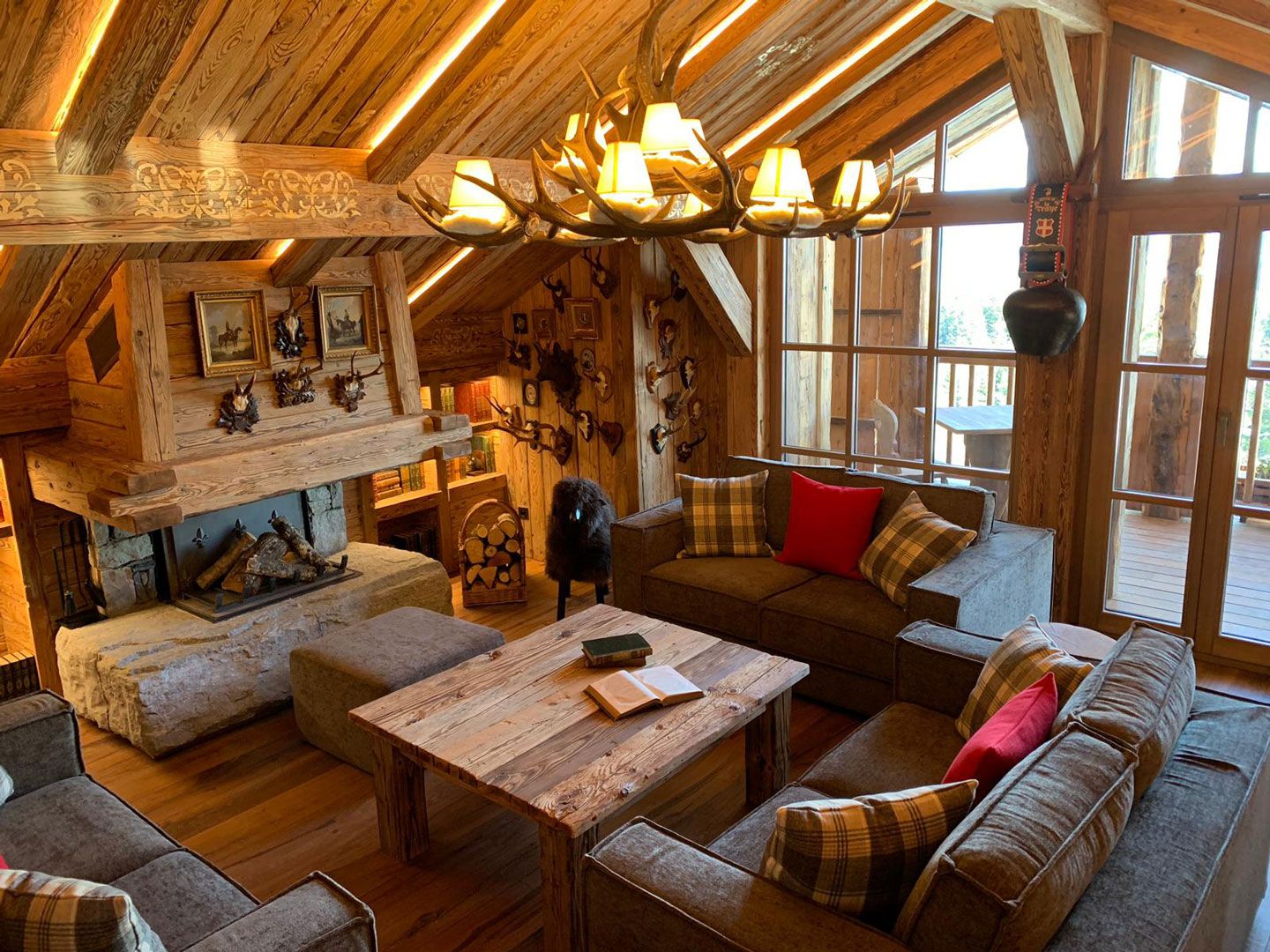 Intérieur de montagne avec poutres et revêtements en bois ancien