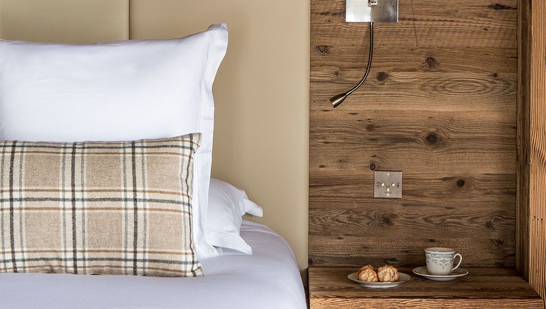 Détail du revêtement en bois d’une tête de lit