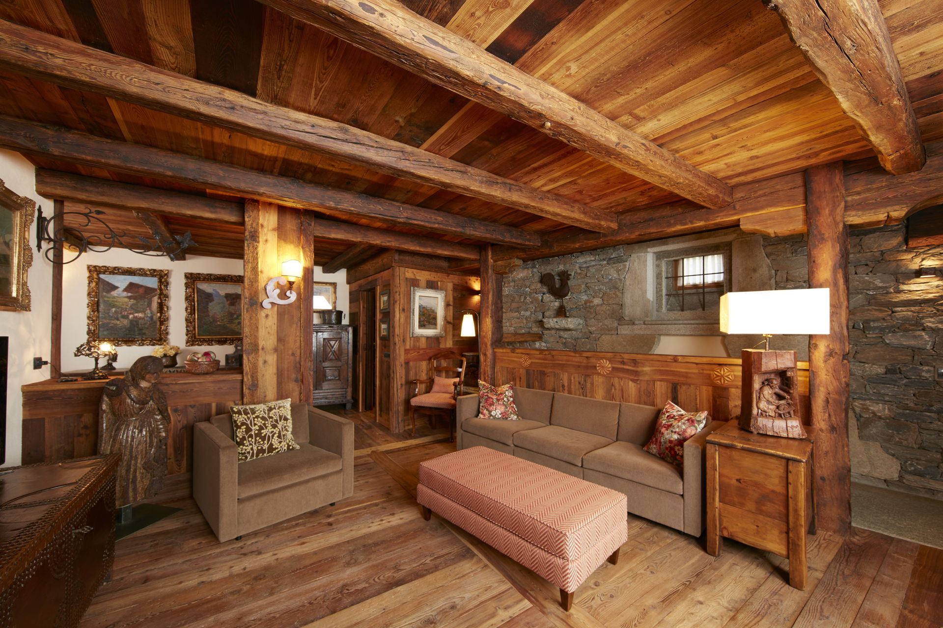 Murs et plafond revêtus de bois ancien