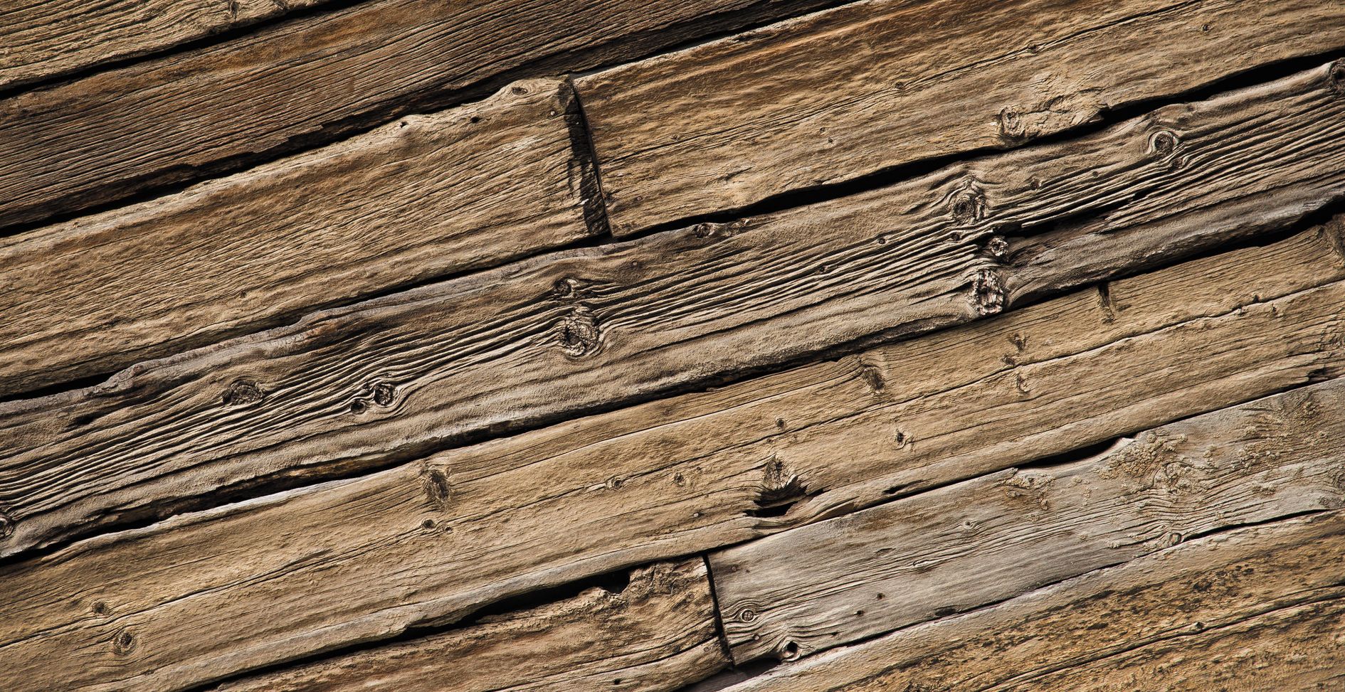 Détail de la patine, des nœuds et du relief du bois récupéré
